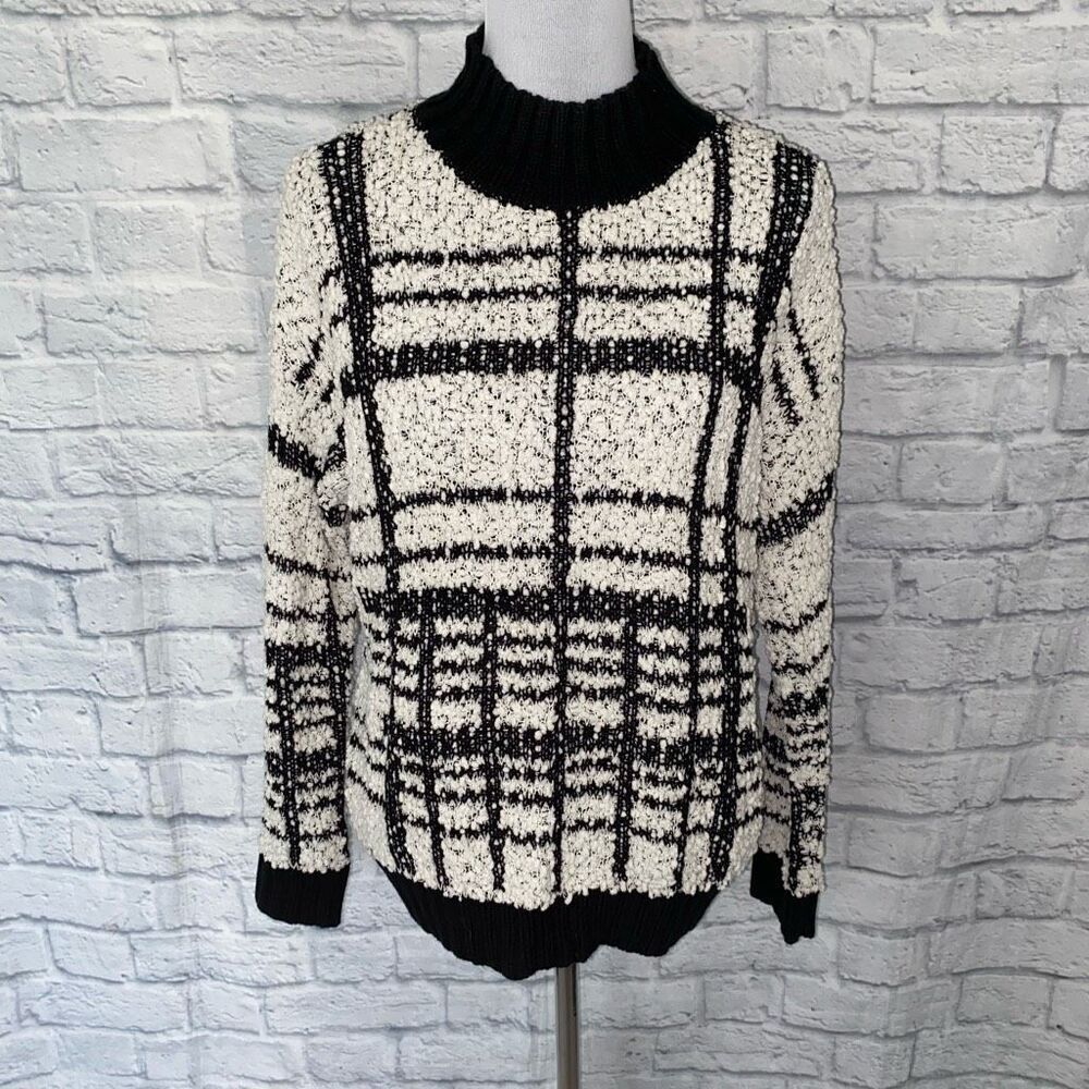 Solitaire women L scoopneck Longsleeve plaid pattern popcorn sweater B&W